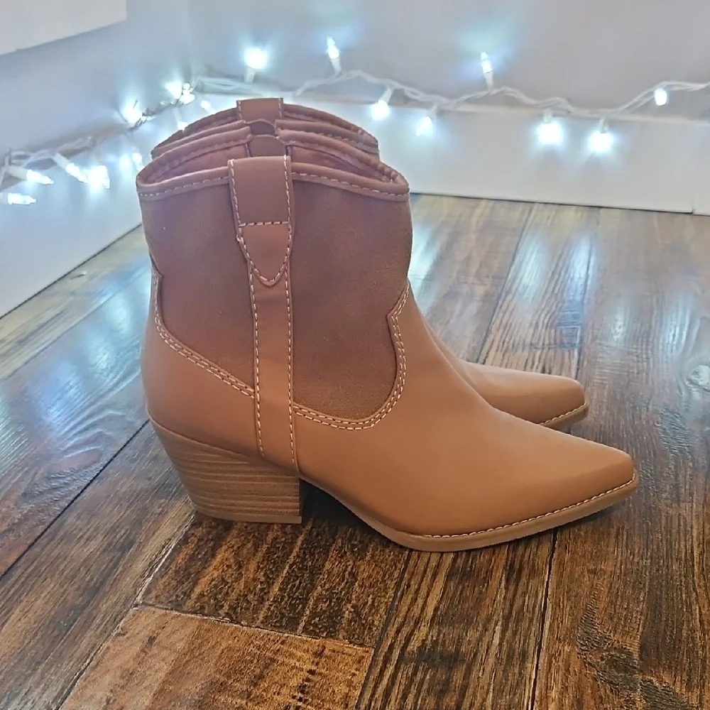 Universal Thread‎ Women's Tan Cowbow, Western Style Ankle Boots